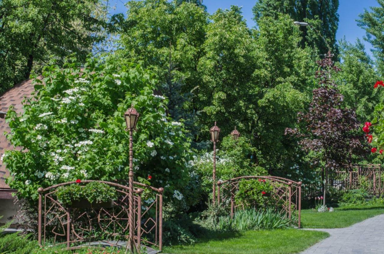 Charivna Taistra Bed and Breakfast Brovary Buitenkant foto